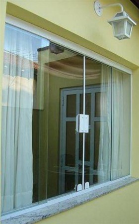 Janela vidro incolor temperado com aluminio branco